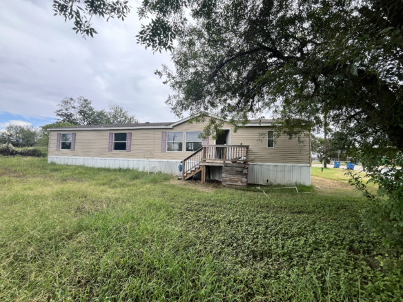 2005 doublewide in Floresville